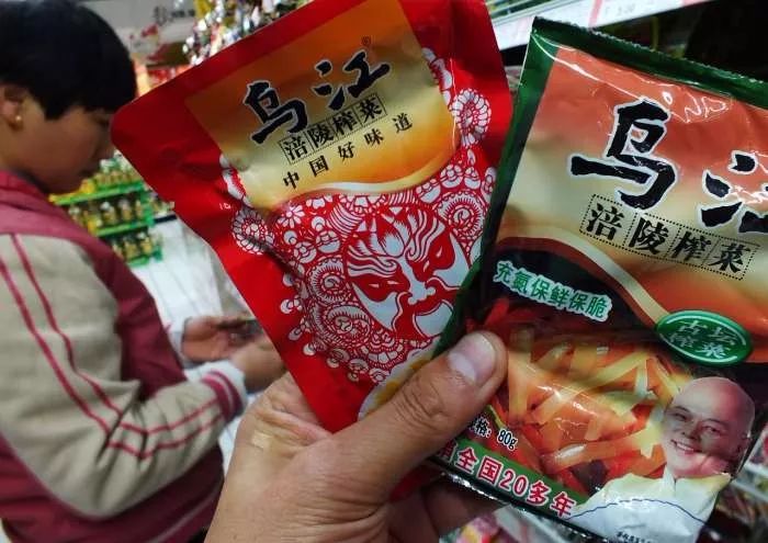 从八年前吃不起茶叶蛋，到现在吃不起榨菜！台湾地区的“名嘴”们为何甘当“井底之蛙”?