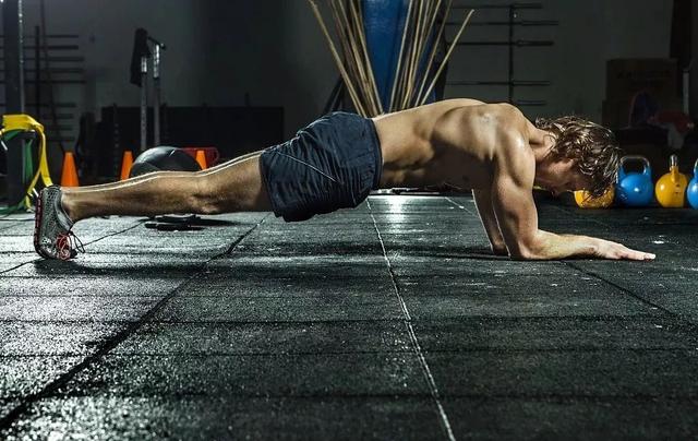 平板支撑交替摸肩练什么,平板支撑可以练腹直肌吗