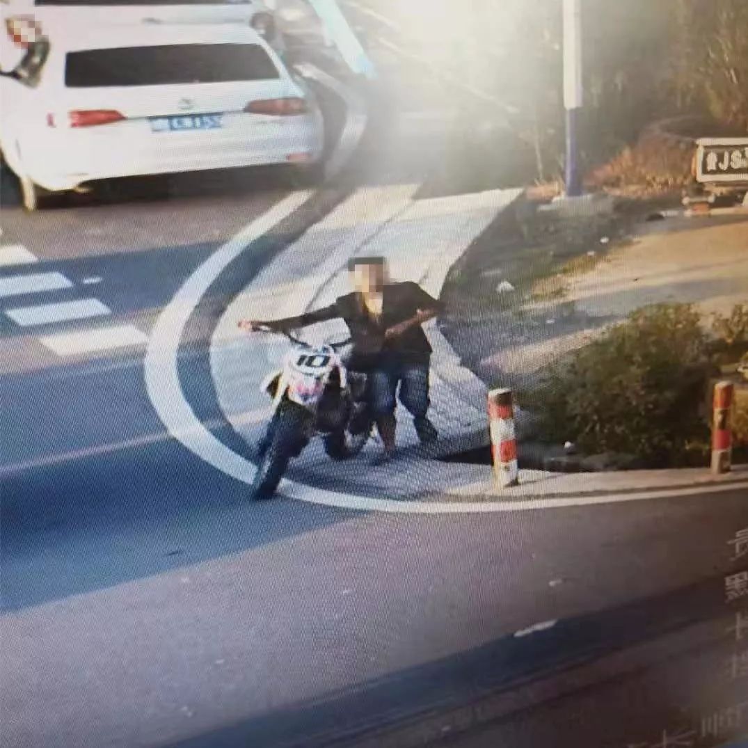 胆真肥！不甘“赛摩”被查扣，男子偷偷*锁撬**“推走”