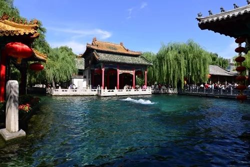 趵突泉真的超美,济南趵突泉是个很大的景点吗