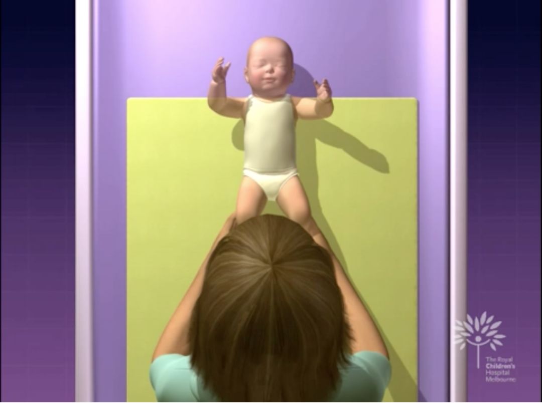 如何安全抱新生儿,宝宝裹襁褓睡会不会影响发育