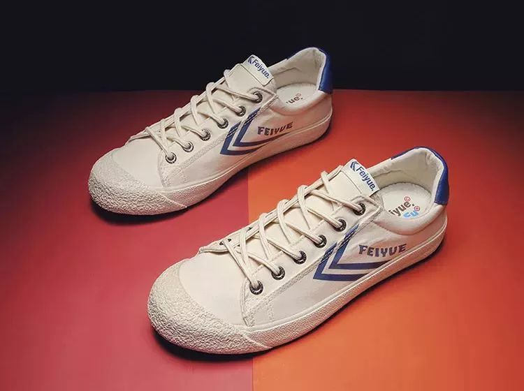 中国60年前造了双小白鞋，法国人一夜“偷走”赚翻了！今天它潮回来了