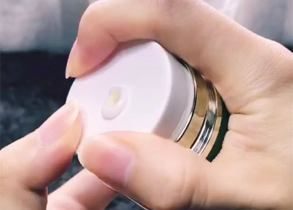 用它洗脸，脏东西自己浮出来，比做10次面膜还管用！丨开团