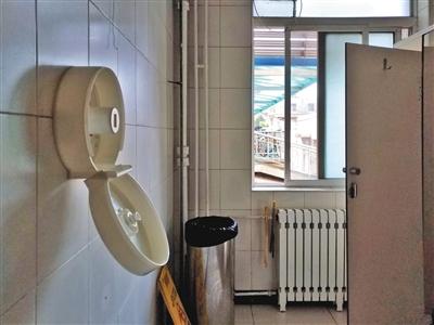 两家三甲医院：厕所现烟头清洁疑作假