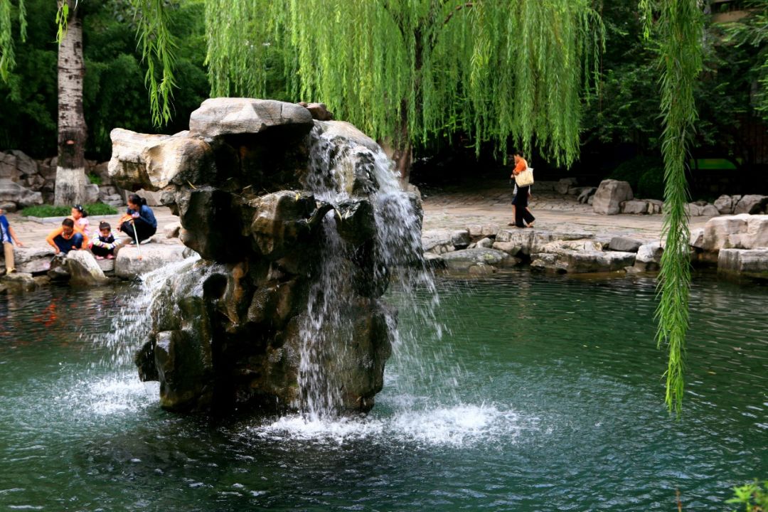 五龙潭泼水节全景图,济南五龙潭第八届泼水节