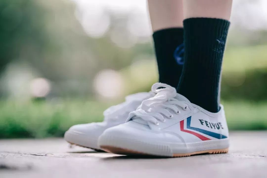 中国60年前造了双小白鞋，法国人一夜“偷走”赚翻了！今天它潮回来了