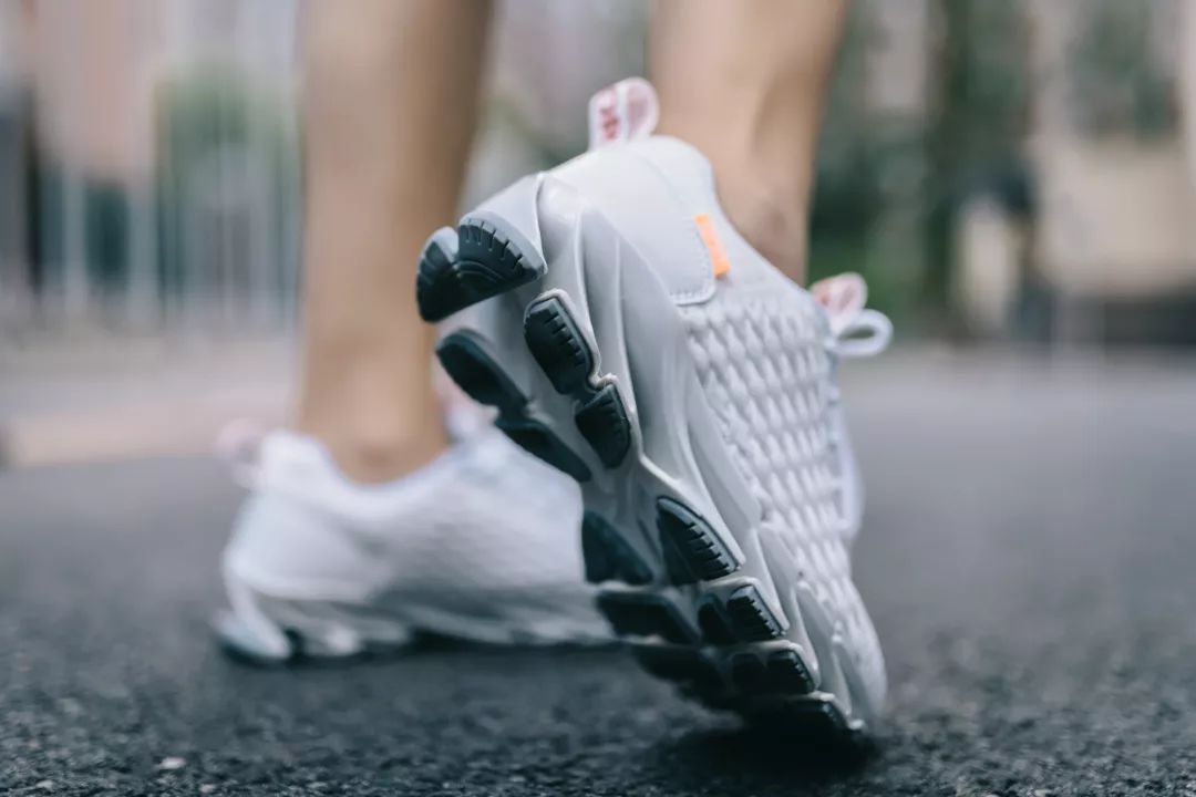 跑鞋鞋底黑科技,鞋底带刀的黑科技鞋