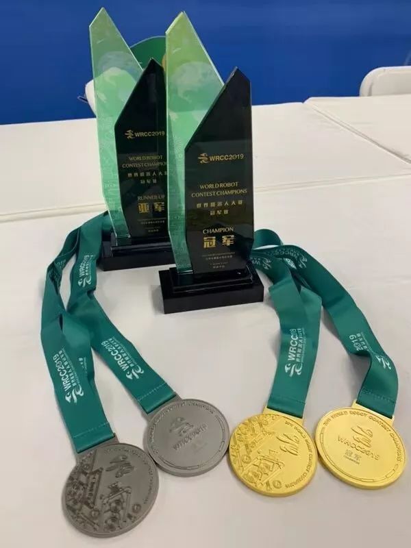 南京骄傲！新城初中四小伙夺得机器人界“奥运会”金牌银牌