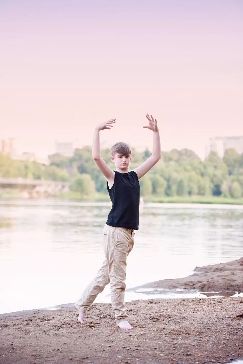 乔治小王子闹脾气视频,乔治小王子被吓哭