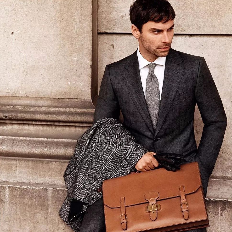 没机会参与严肃社交的男人，当然不会在乎自己的包是否体面｜基本款