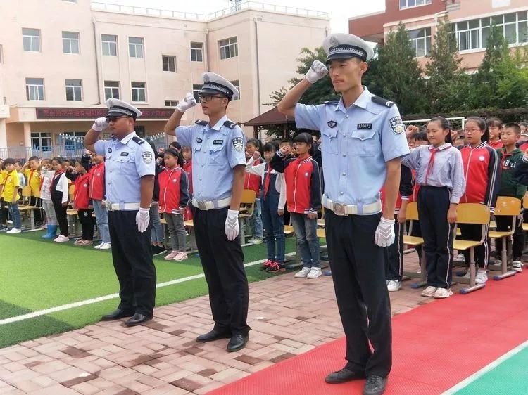 兰州各小学开学,开学第一天学校热烈迎接学生进校