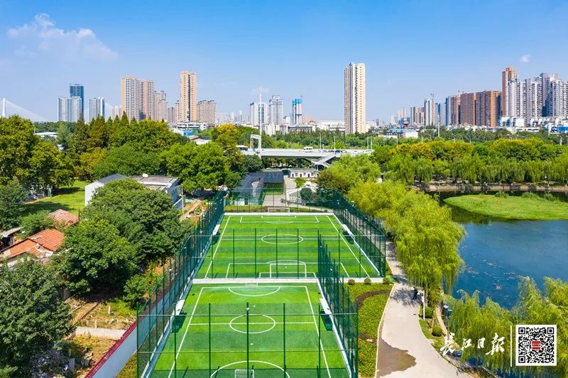 青山朋友来踢球啊！月底前，足球场要上新了