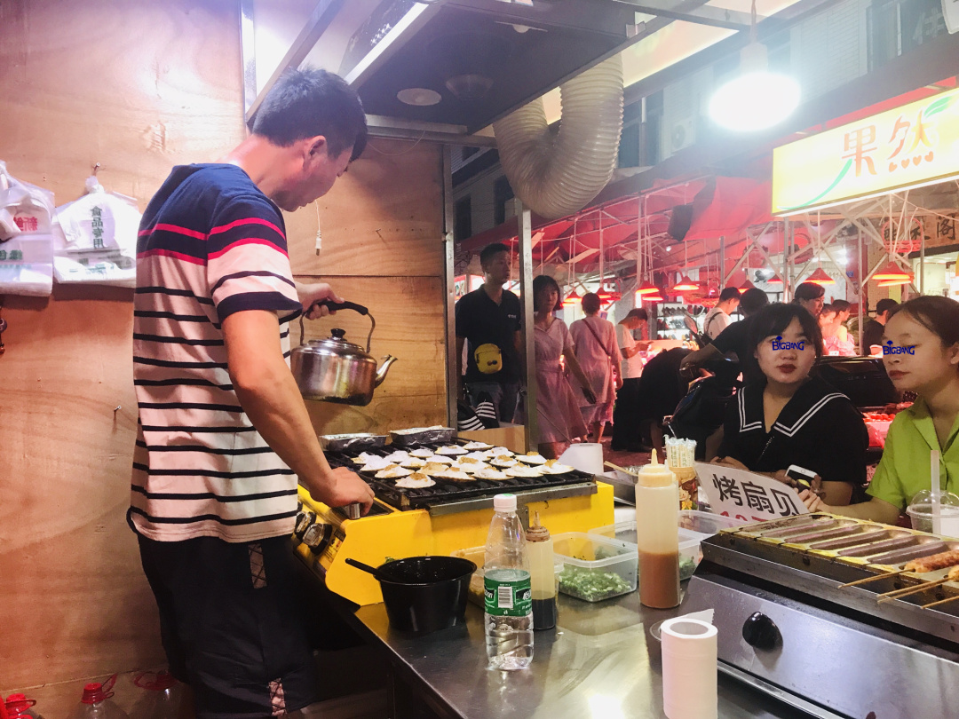 夜太美，尽管再催肥，总有人围着小摊排着队