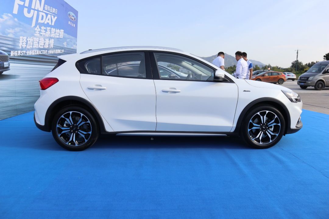 福克斯四缸active,福克斯出四缸