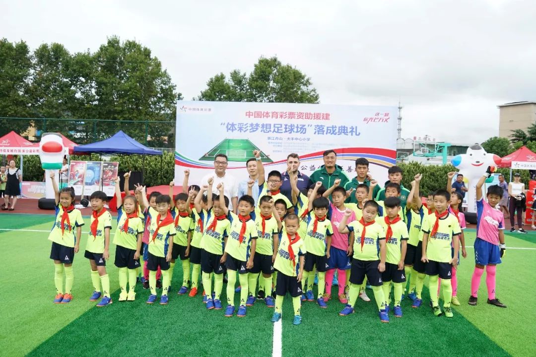 海岛小学的开学第一天，收到的礼物是一座足球场！