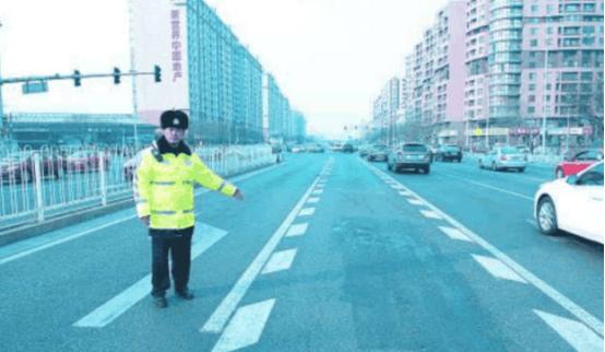 开车看到带锯齿的车道一定要小心,新手路上遇到锯齿车道