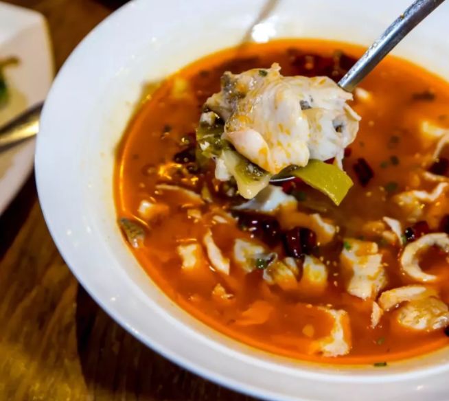 “文艺混血范”仅需138元抢胡桃里超值套餐，招牌酸菜鱼+茶树菇炒腊肉+葡萄酒等，美食美酒一站式搞定