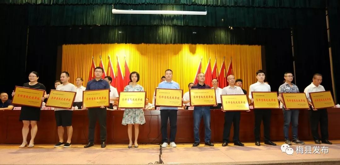 先进事迹展板图片,先进事迹展板