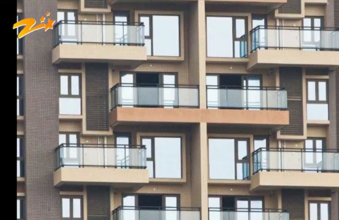 这样的阳台看着美观，却让住户苦不堪言！杭州一女士刚买房不久，就发愁了