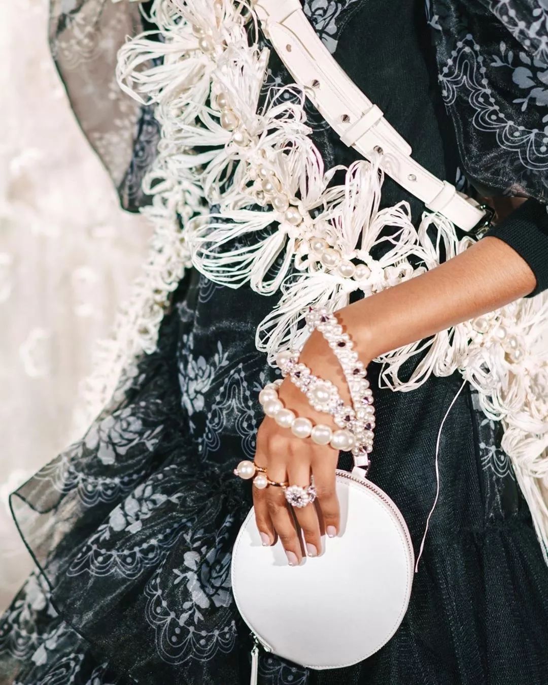 丝绸吊带长裙巴黎时装周,simonerocha泡泡裙