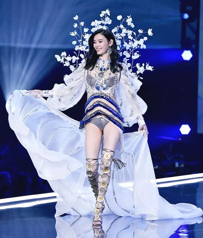 丝绸吊带长裙巴黎时装周,simonerocha泡泡裙