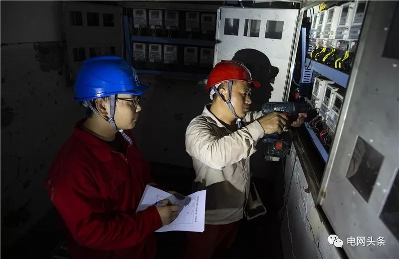 老人攥着一张小纸条，一见供电员工就塞进他手里…