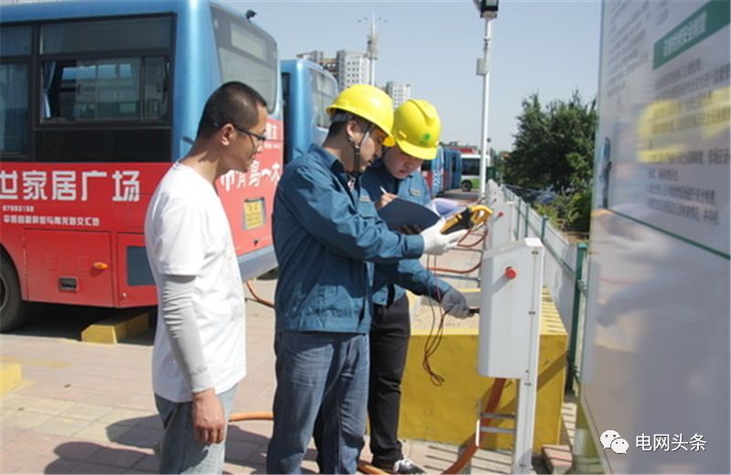 老人攥着一张小纸条，一见供电员工就塞进他手里…