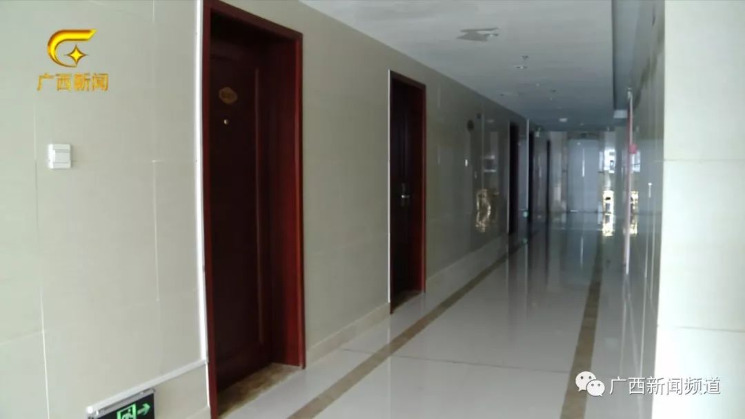 女子称入住酒店深夜遭陌生男闯入,女子独自入住酒店凌晨3点被惊醒