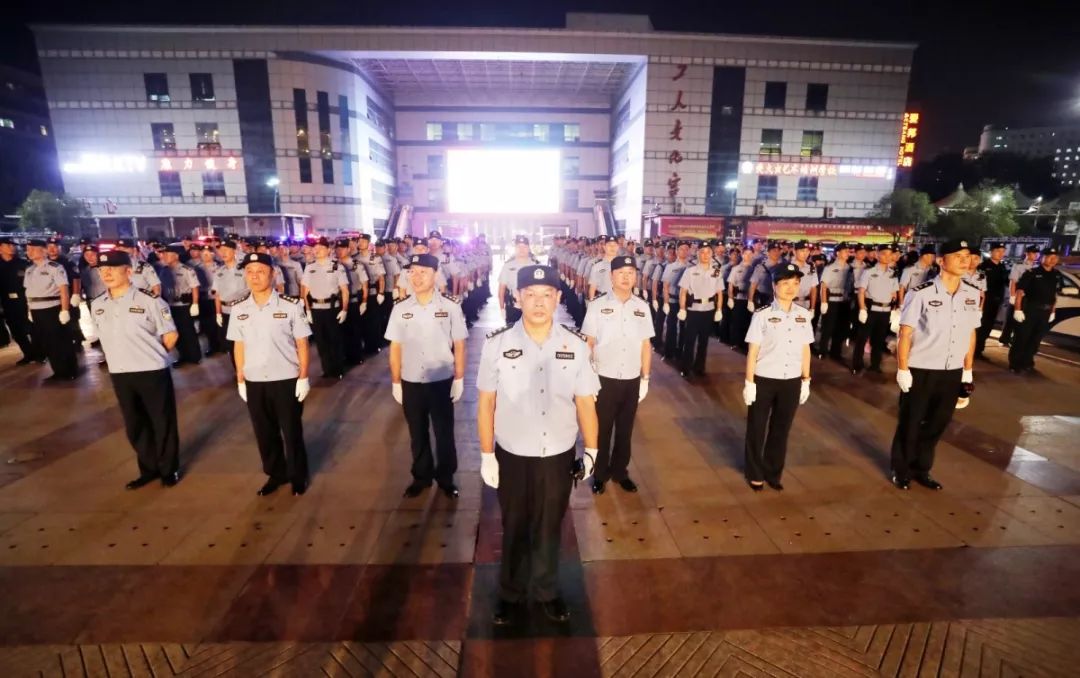 一群警察去ktv嗨翻全场,百名警察冲进ktv