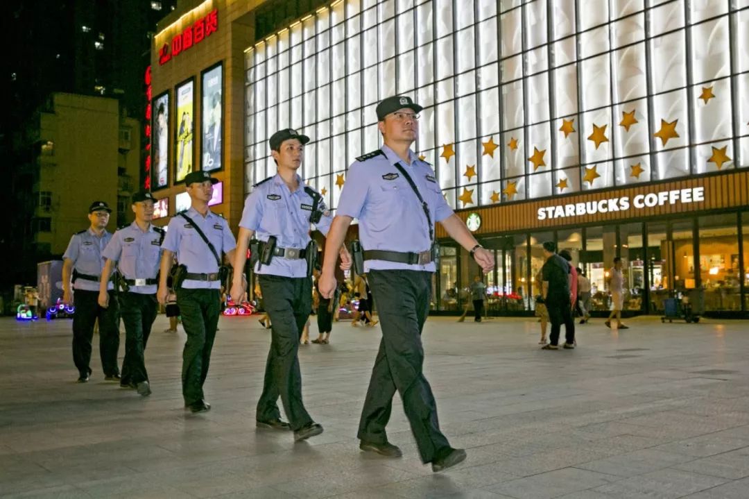 一群警察去ktv嗨翻全场,百名警察冲进ktv