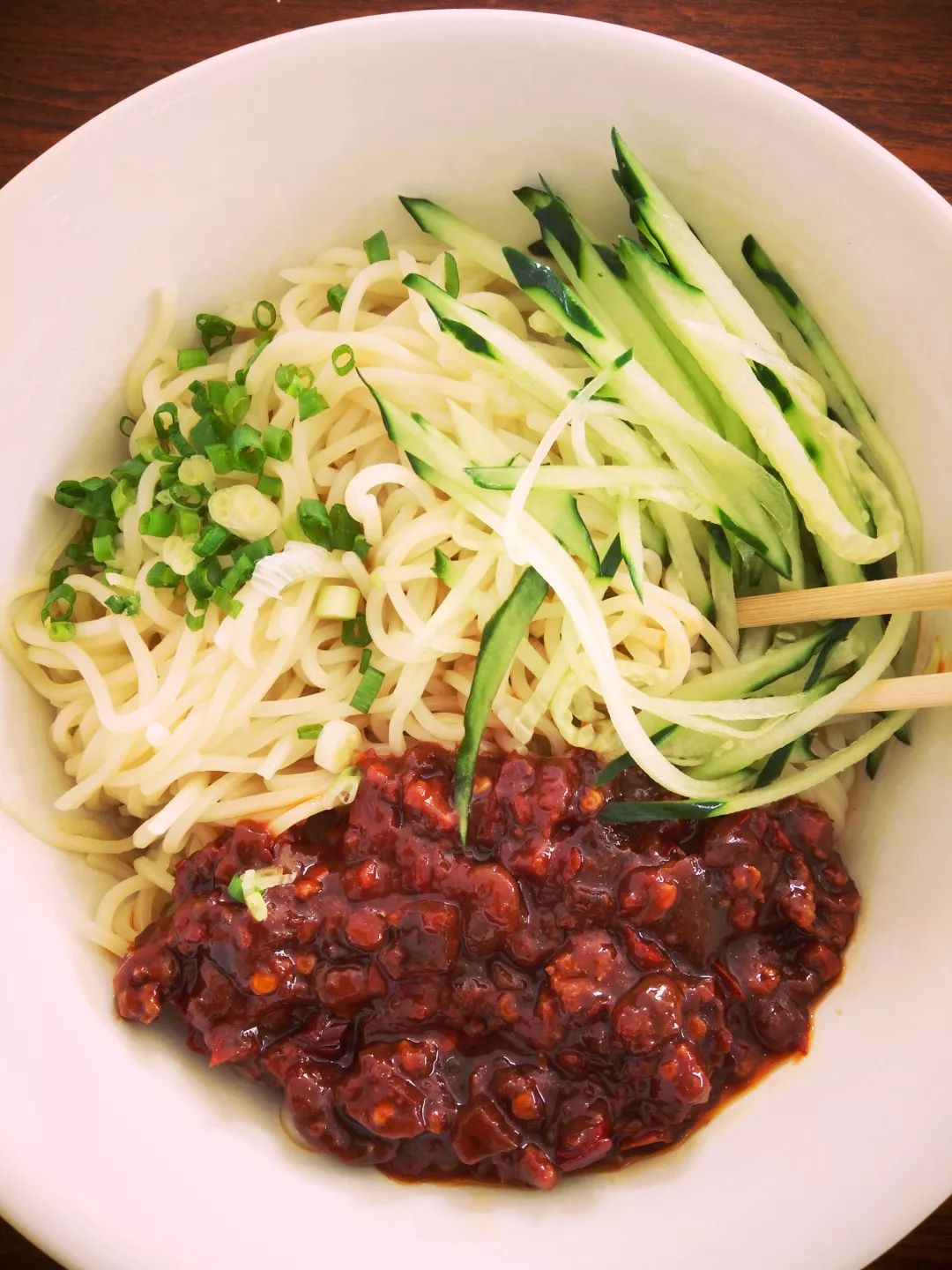 八九十年代的东北农村,家家户户门前的那口酱缸,几乎包揽了整年的餐桌风味