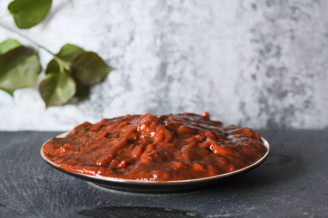 八九十年代的东北农村,家家户户门前的那口酱缸,几乎包揽了整年的餐桌风味