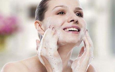 下巴螨虫白色小颗粒,下巴上有白皮屑