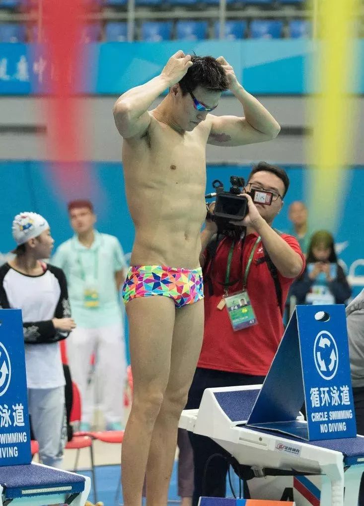 孙杨骚操作,孙杨身穿豹纹泳裤视频