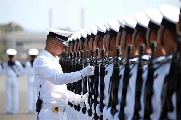 中国人民海军接受检阅视频完整版,海军检阅方队