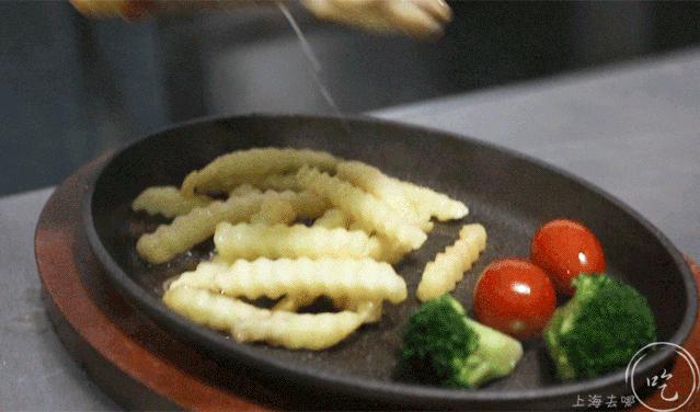 做了40年茶餐厅的兄弟俩，在人广又开了家「宝藏茶冰室」，刚开就爆了