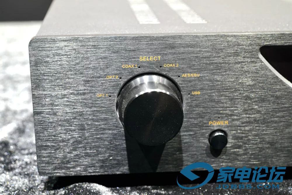 全能的解码“妖精”：声雅DAC25胆石结合解码器
