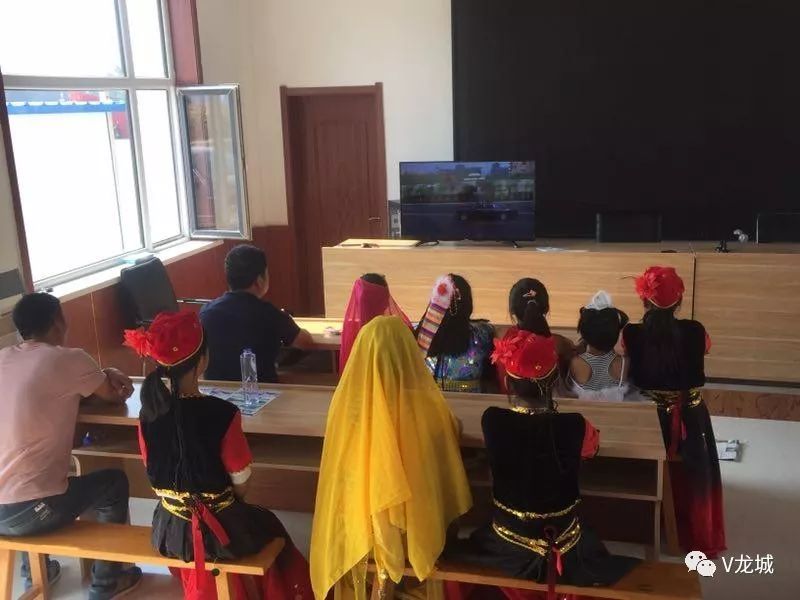 新闻速递/龙城区全区上下观看庆祝中华人民共和国成立70周年大会实况直播