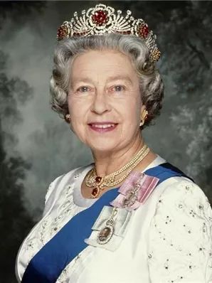 卡地亚满钻手镯窄版高定,卡地亚新款手镯时尚减龄黄金