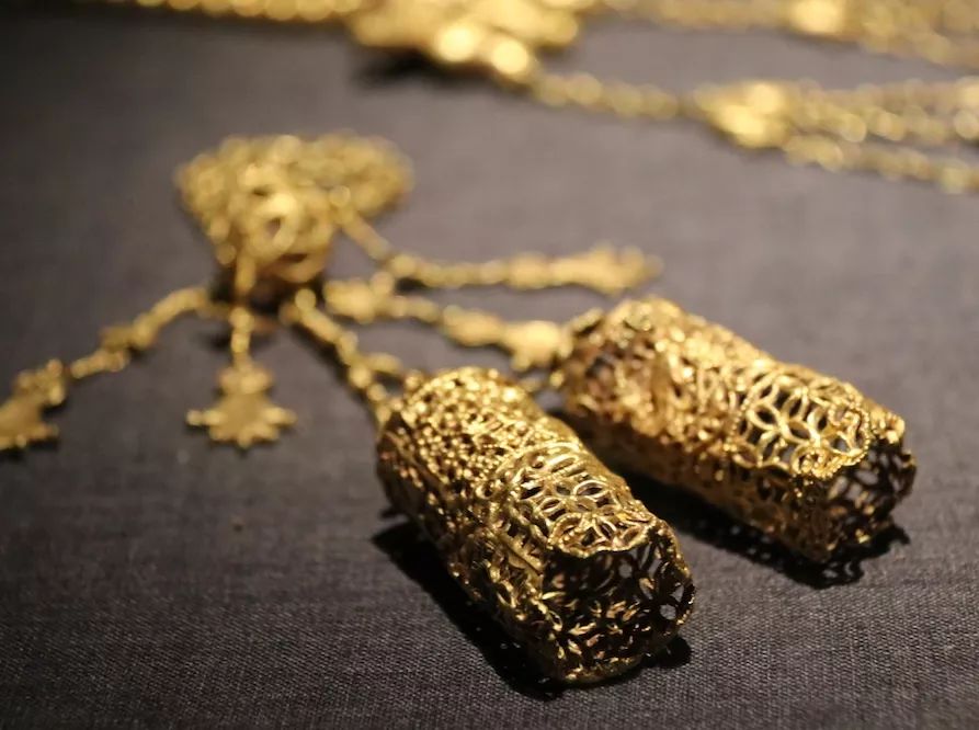 卡地亚满钻手镯窄版高定,卡地亚新款手镯时尚减龄黄金