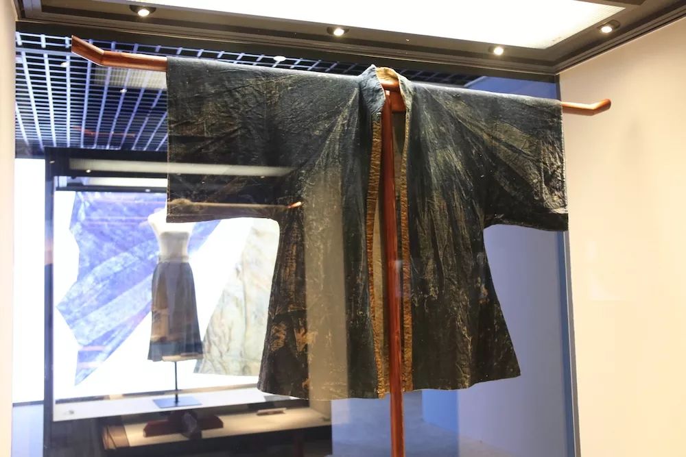 卡地亚满钻手镯窄版高定,卡地亚新款手镯时尚减龄黄金