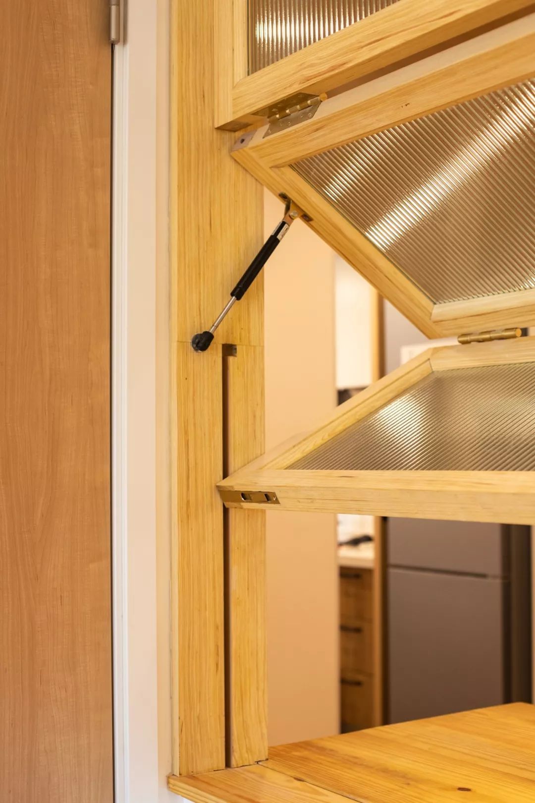 客厅没窗户没有阳光,客厅没有窗户一点采光都没有