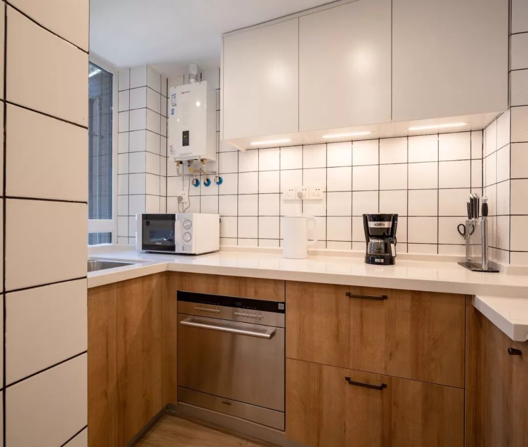 客厅没窗户没有阳光,客厅没有窗户一点采光都没有