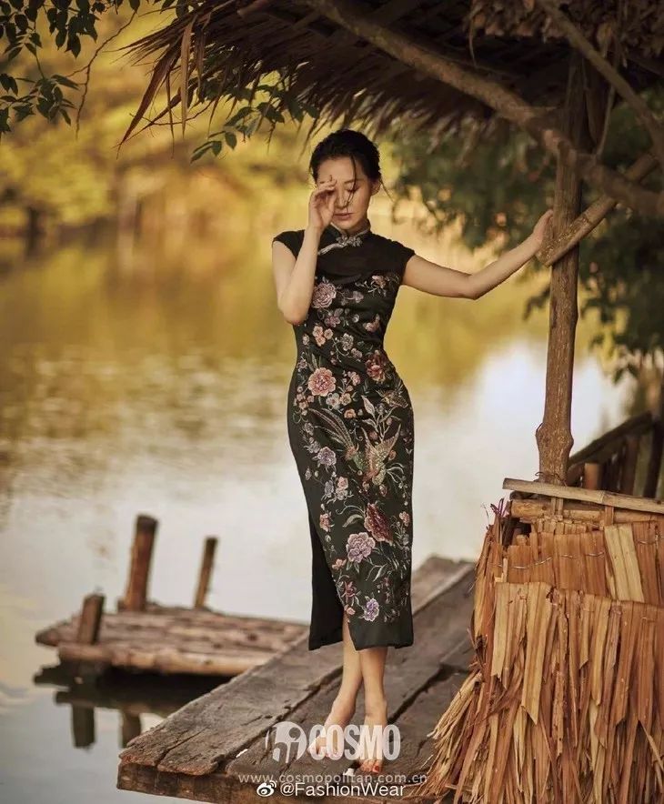 越年轻的小花越难穿好，我说旗袍