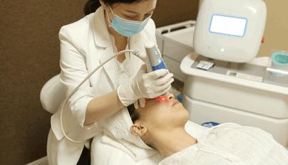 肌诊室·特别版|真人体验，医美素颜光vs明星微精华，改善皮肤哪家强？