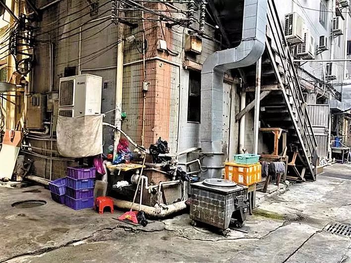 不文明行为随手拍持续曝光脏乱差,不文明行为曝光台机动车乱停乱放