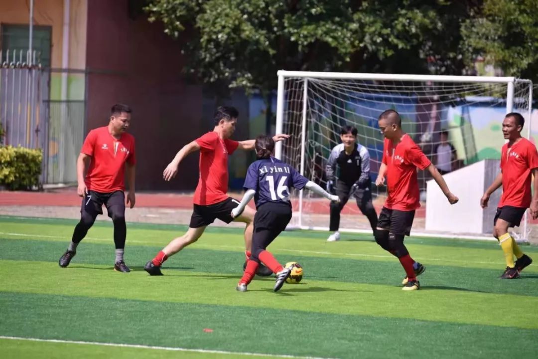 向着足球奔跑,怀揣着足球梦想