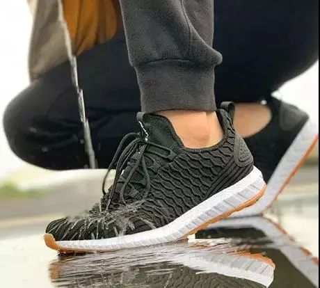 这双运动鞋竟然防水！暴雨大雪都不湿，还巨暖和