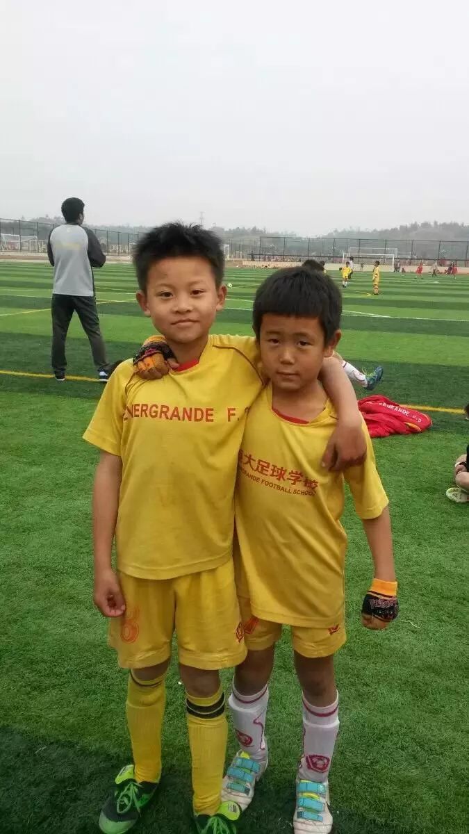 借“高利贷”上足校，重庆妈妈卖麻辣烫撑起2个足球梦