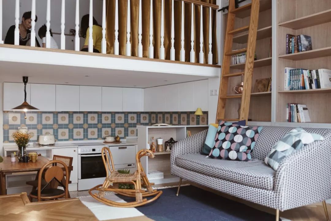 她买下32㎡上海老旧学区房，为女儿打造小桃园，还有20㎡超舒适大庭院